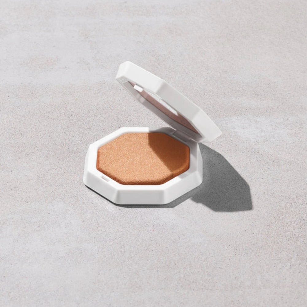 Fenty Beauty Demi Glow Light Diffusing Trophies IN Truffle Highlighter NEW